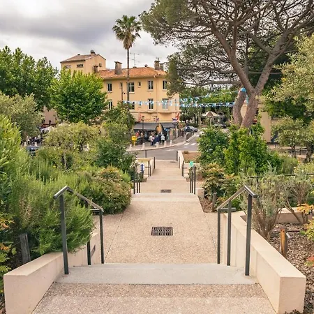 Climatise Avec Garage Au Coeur Du Centre Ancien Apartmán Sainte-Maxime
